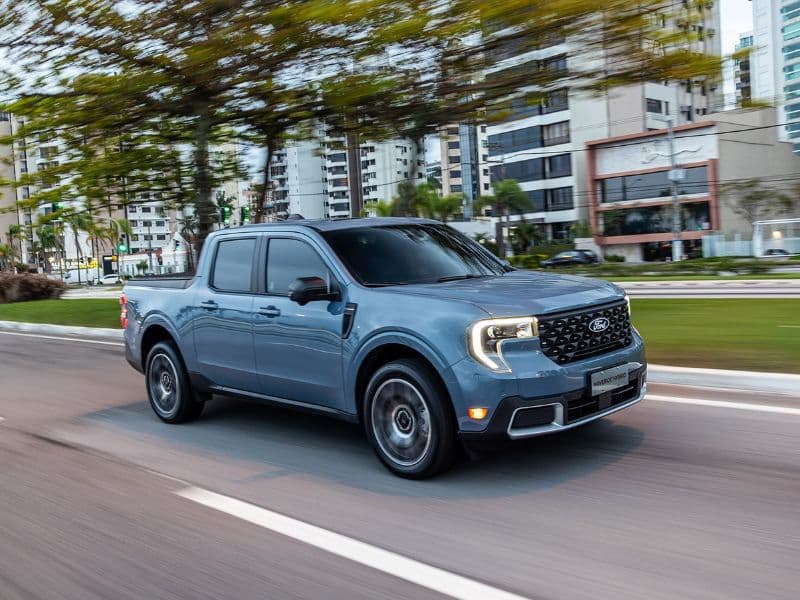Ford Maverick Hybrid Picape Ford Maverick Hybrid em movimento na estrada