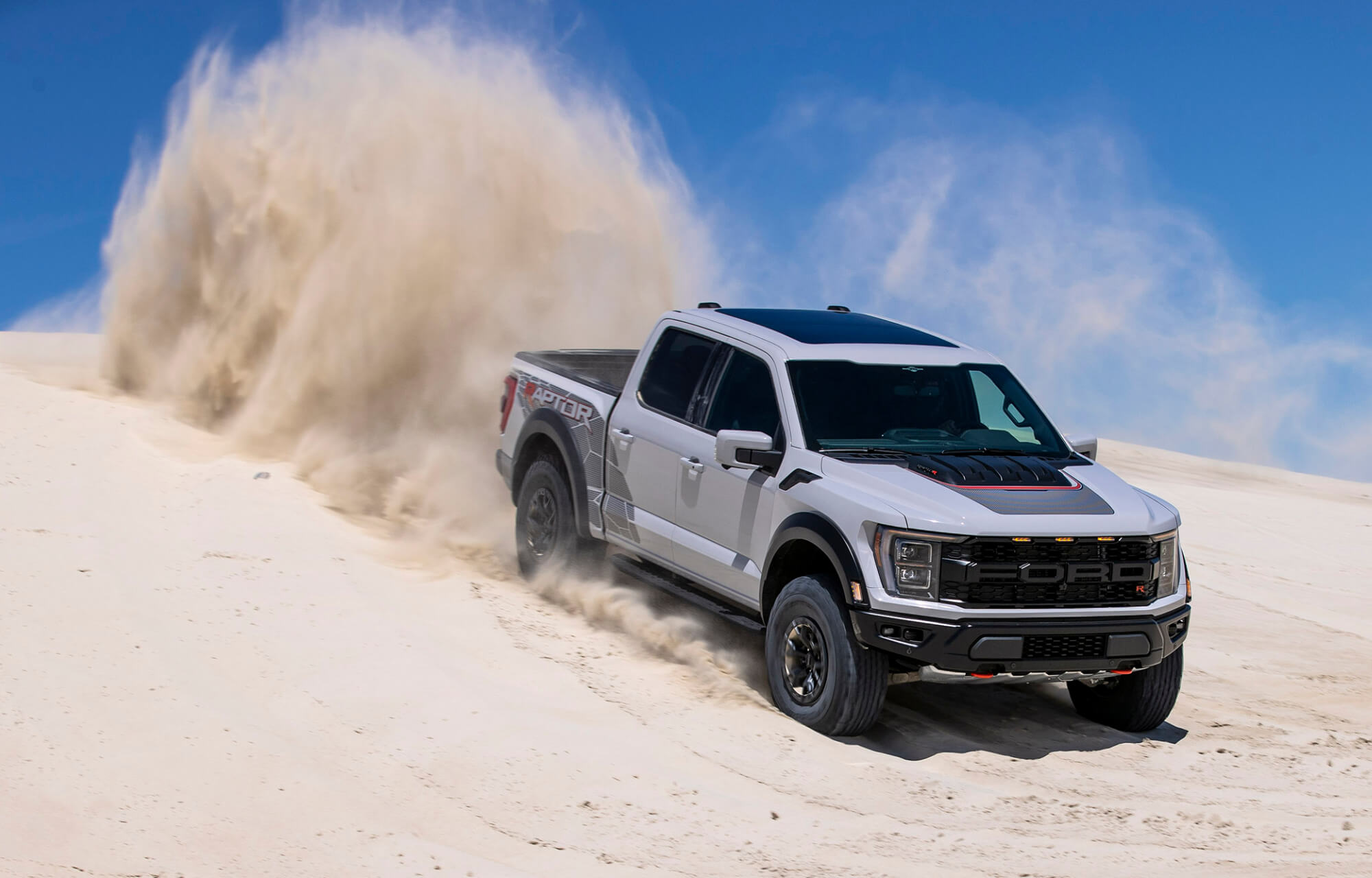 F-150 Raptor cinza em ambiente off-road