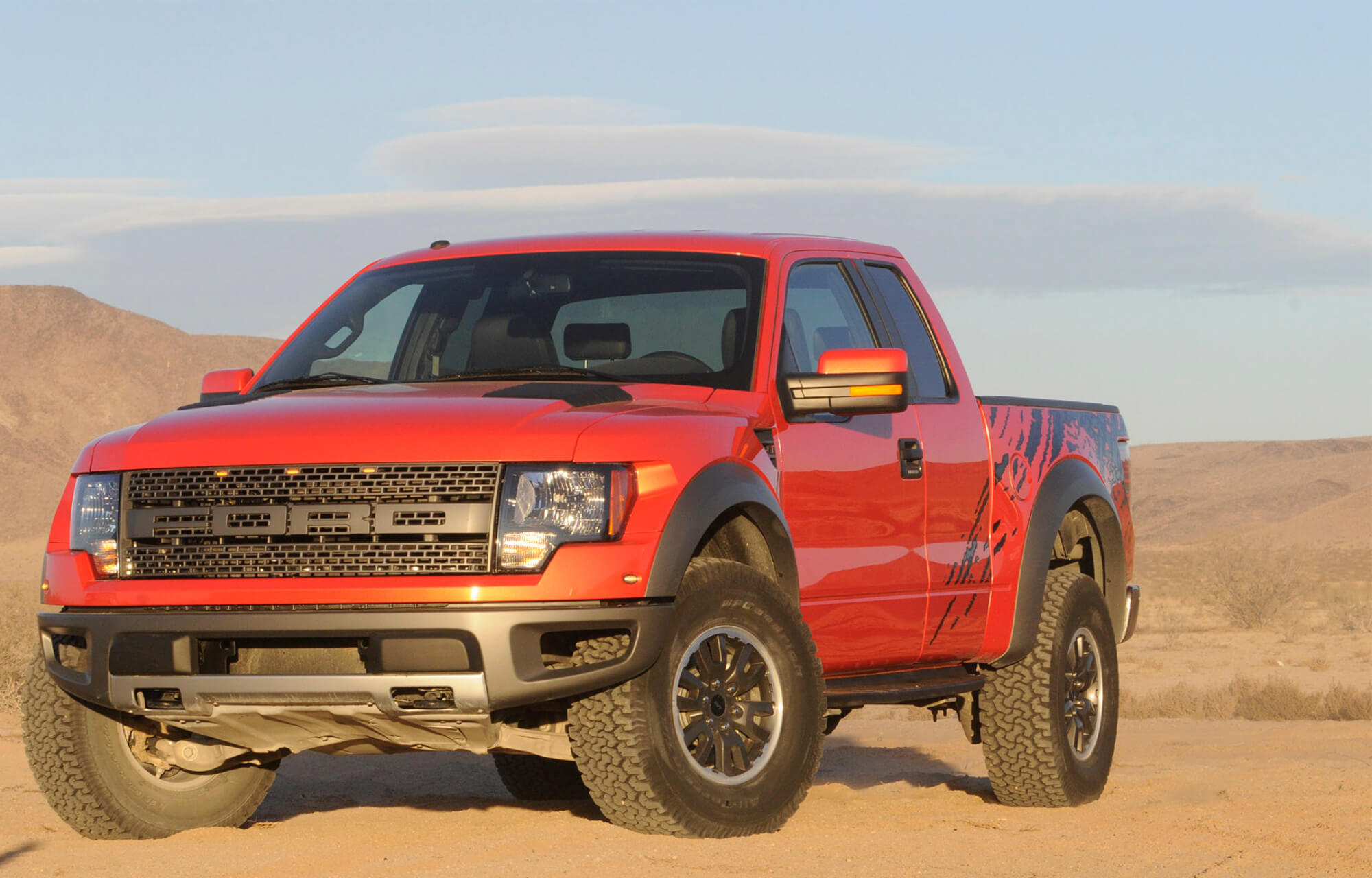 F-150 SVT Raptor laranja em ambiente off-road