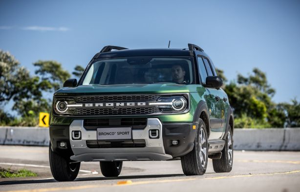 Ford Bronco Sport Ford Bronco Sport verde em movimento na estrada.