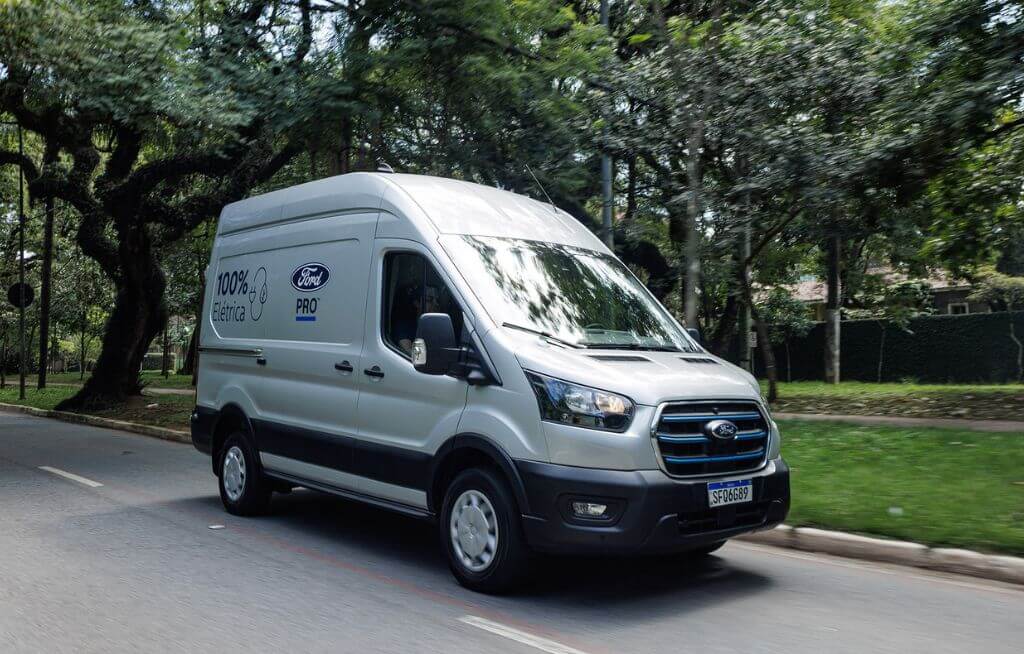 Ford E-Transit Cinza Estacionada