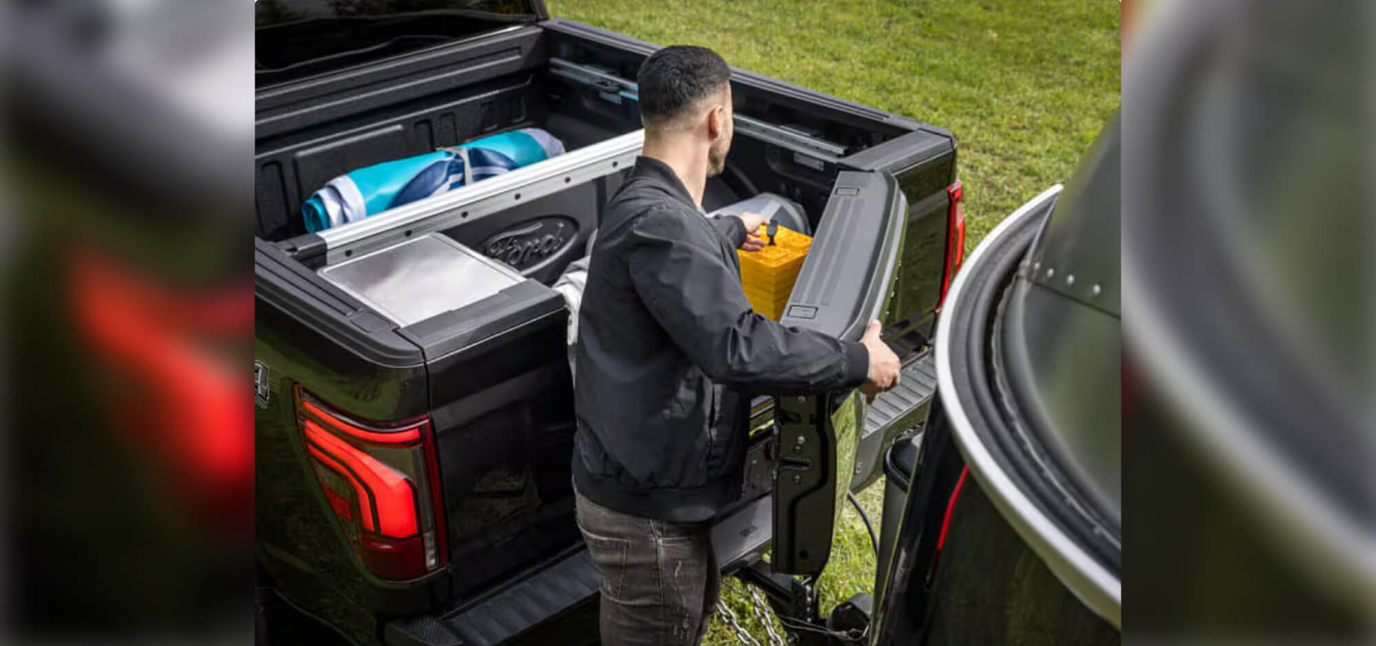 Visão traseira da Ford F-150 Lariat Black vermelha com destaque para a tampa multiacesso
