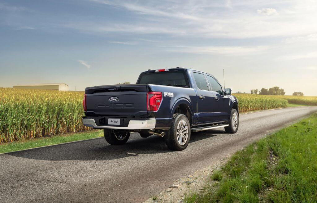 Visão traseira da Ford F-150 Lariar azul em ambiente agro