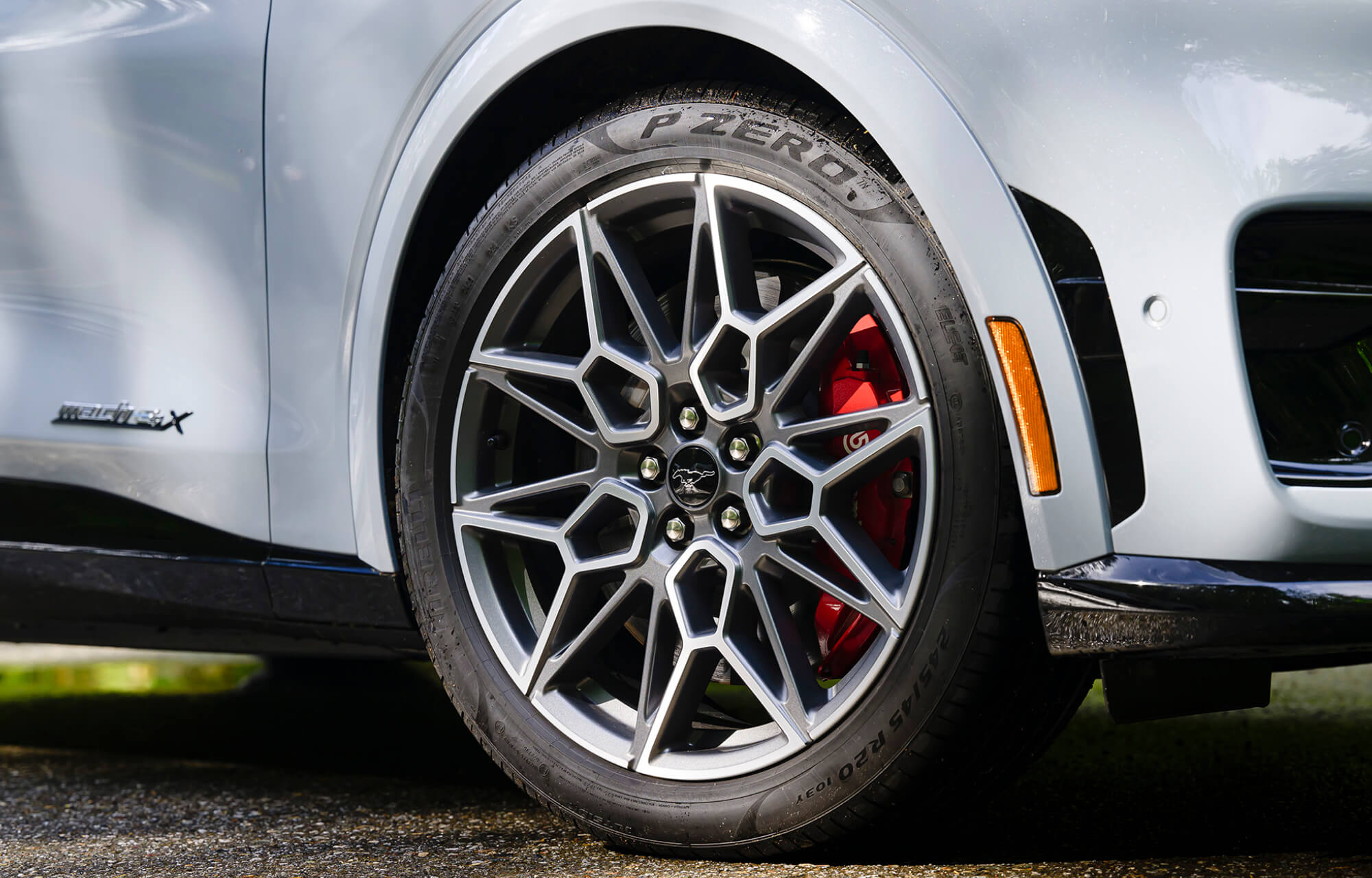 Destaque da Roda do Novo Mustang Mach-E GT Performance 2024 Cinza