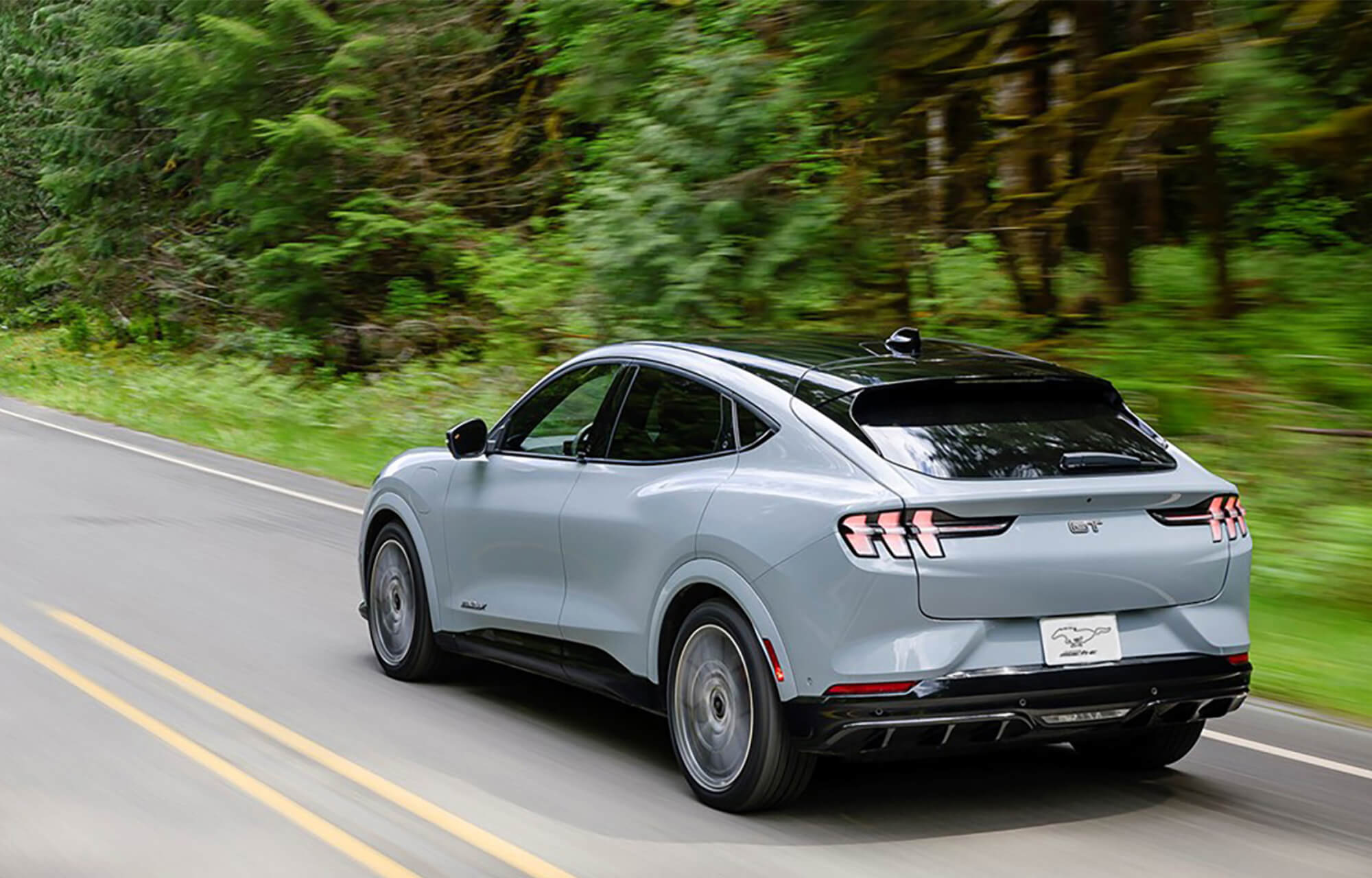 Visão Traseira do Novo Mustang Mach-E GT Performance 2024 Cinza na Estrada
