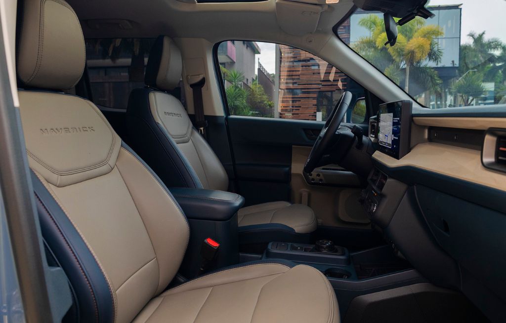 Maverick Hybrid Interior da Ford Maverick Hybrid com bancos em couro bege e preto, painel moderno e tela multimídia