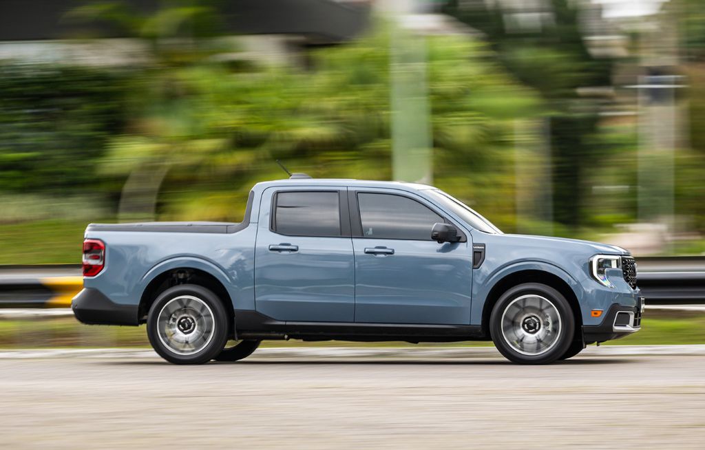 Maverick Hybrid Vista lateral da Ford Maverick Hybrid azul em movimento, mostrando suas linhas elegantes e perfil aerodinâmico