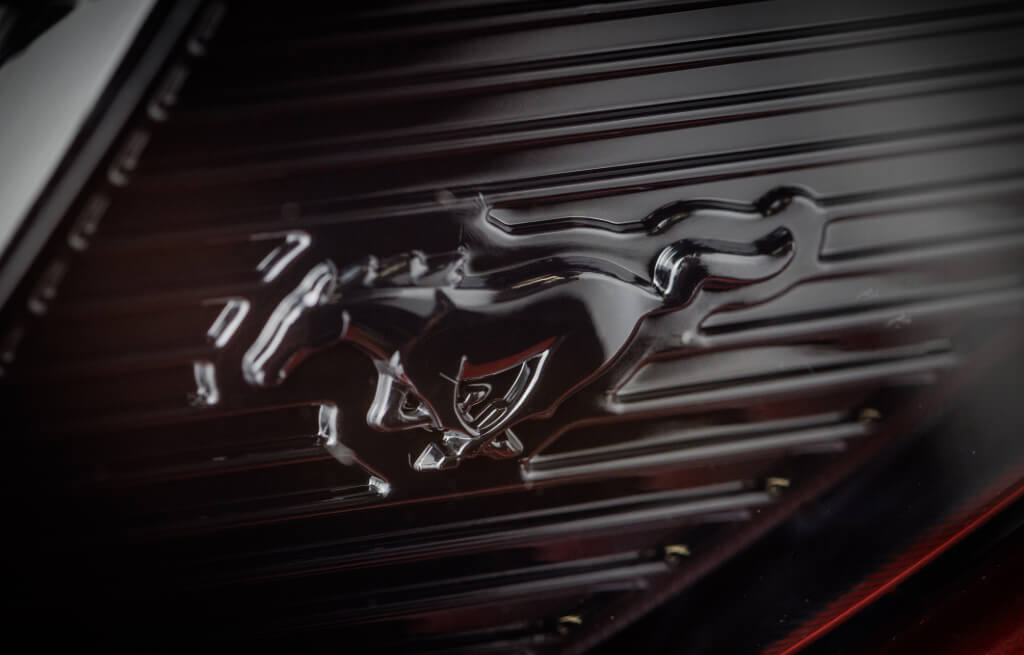 Faról do Mustang GT com detalhe do logotipo