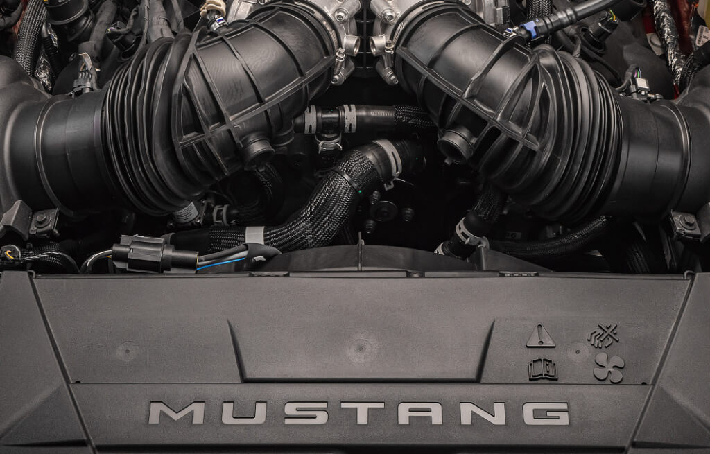 Cobertura Motor do veículo com a palavra Mustang gravada