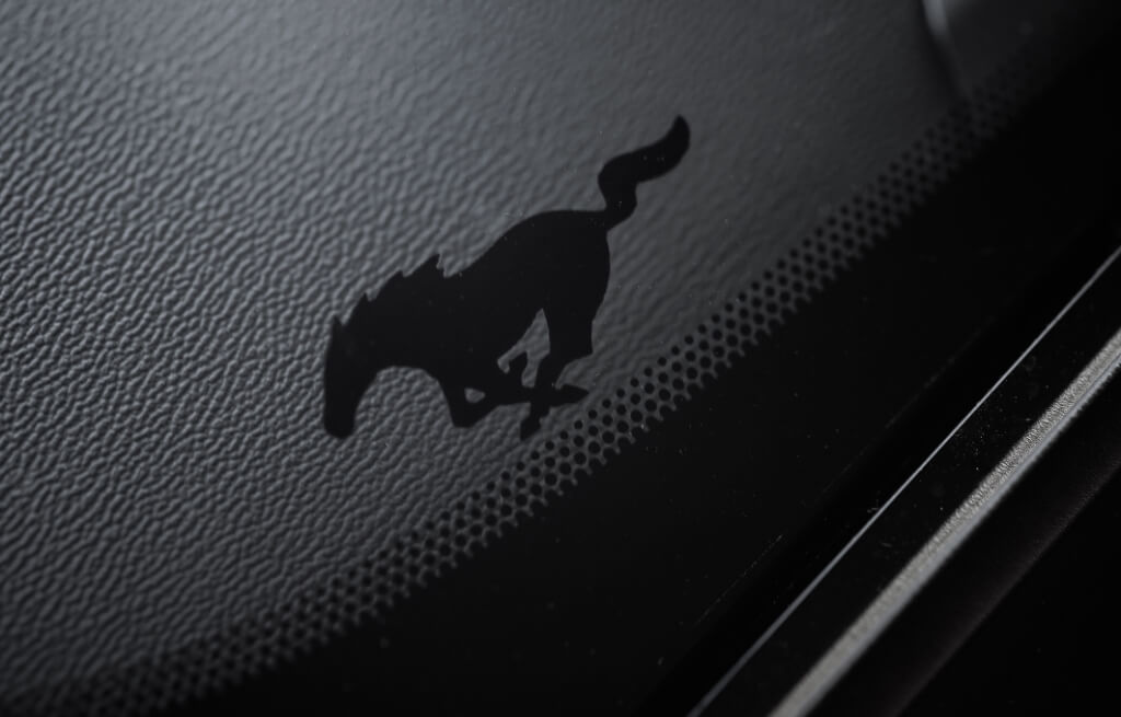 Vidro Dianteiro do Mustang GT com detalhe da logo