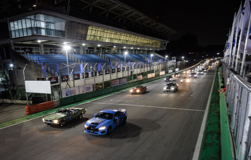 Reta do Circuito de Interlagos com vários Ford Mustang enfileirados