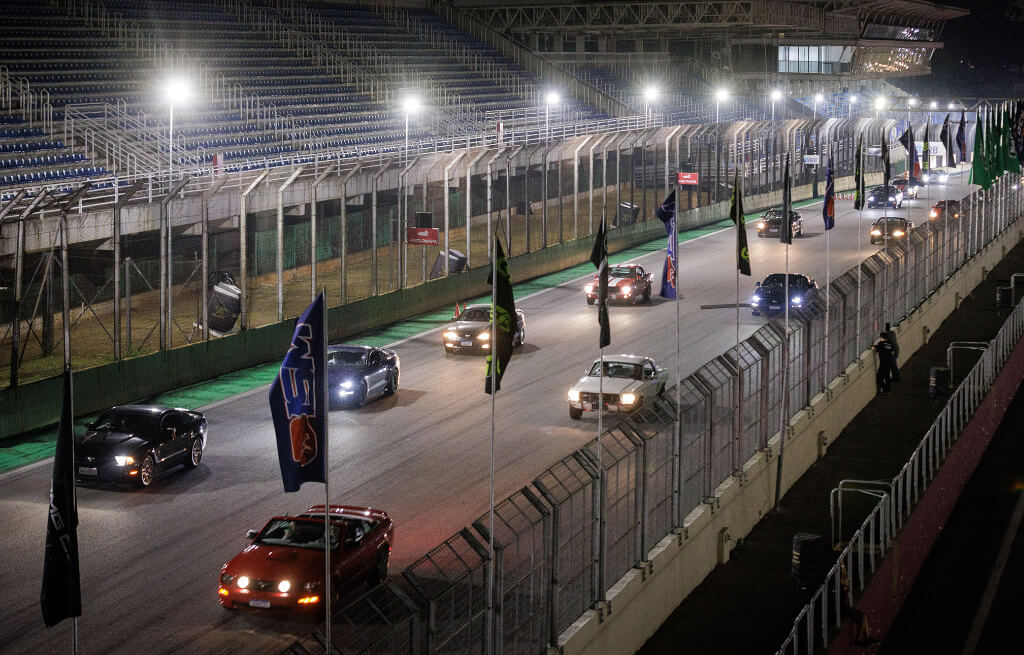 Outro ângulo da reta do Circuito de Interlagos com vários Ford Mustang enfileirados