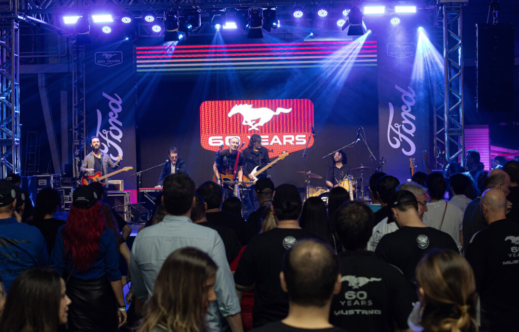 Apresentação musical, show de rock, durante o evento de 60 anos do Mustang em Interlagos