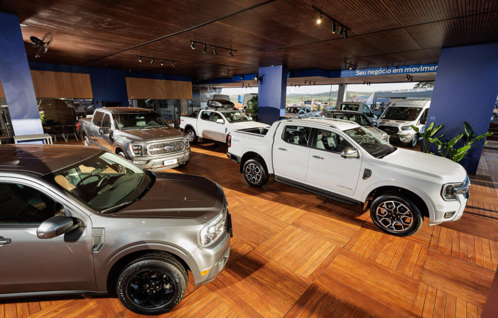 Vista interior do estande da Ford Brasil na Agrishow 2024 com picapes em destaque