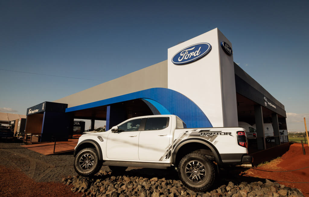 Vista exterior do estande da Ford Brasil na Agrishow 2024 com Ranger Raptor em destaque