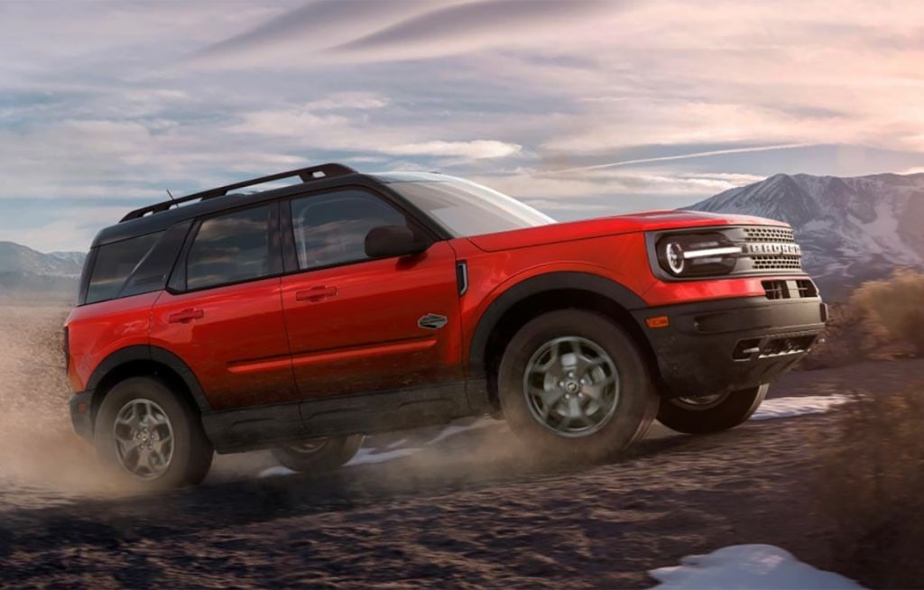Ford Bronco Sport VErmelho subindo a Montanha