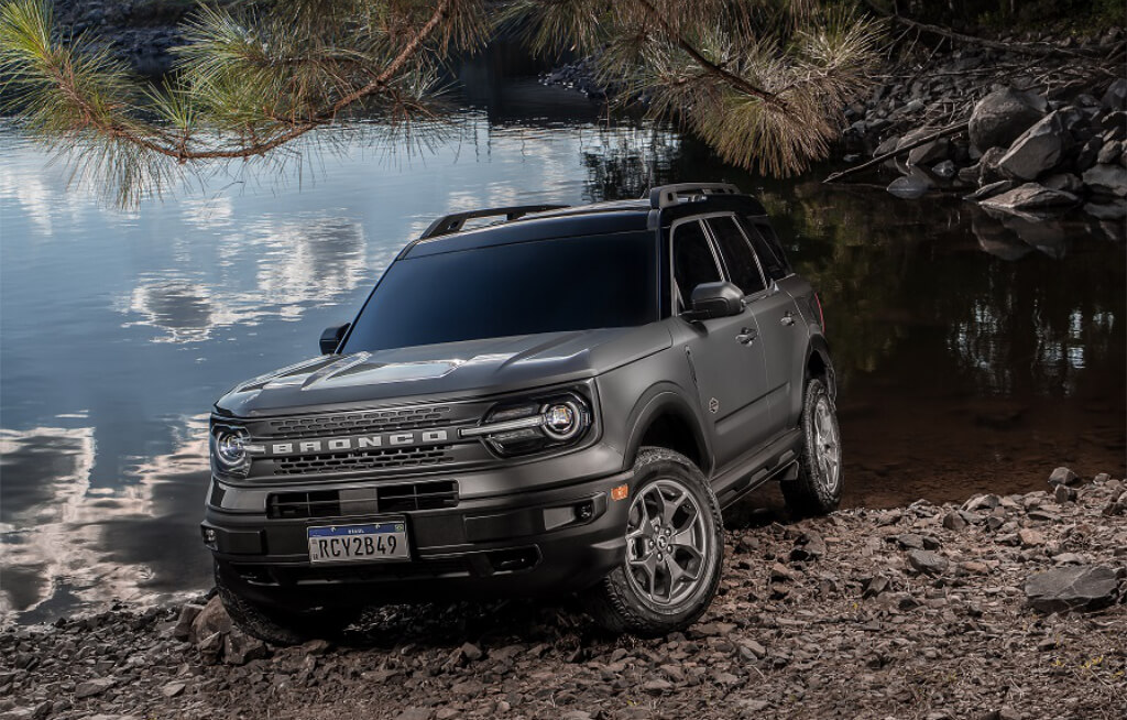 Ford Bronco Sport Parado na Borda de um Lago