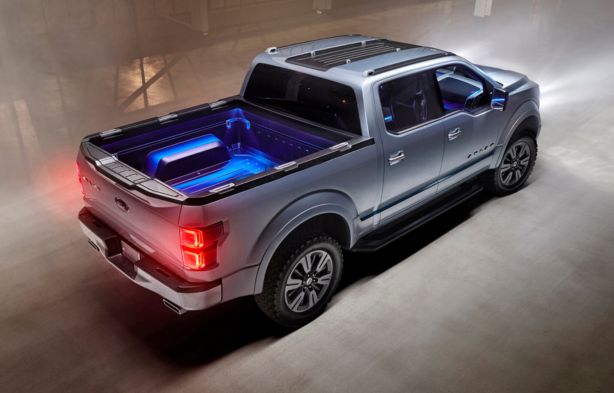 Caminhonete moderna com caçamba iluminada em azul.