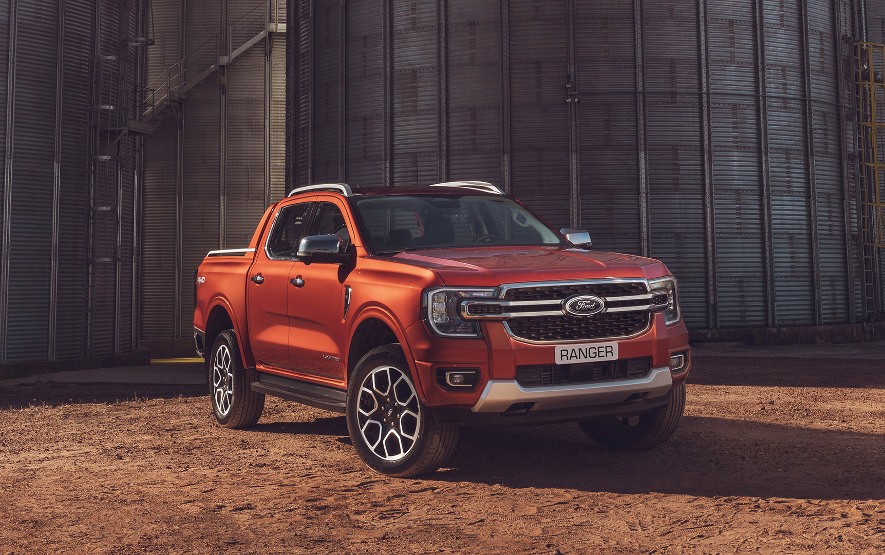 Ford Ranger Limited+ Laranja em ambiente agro