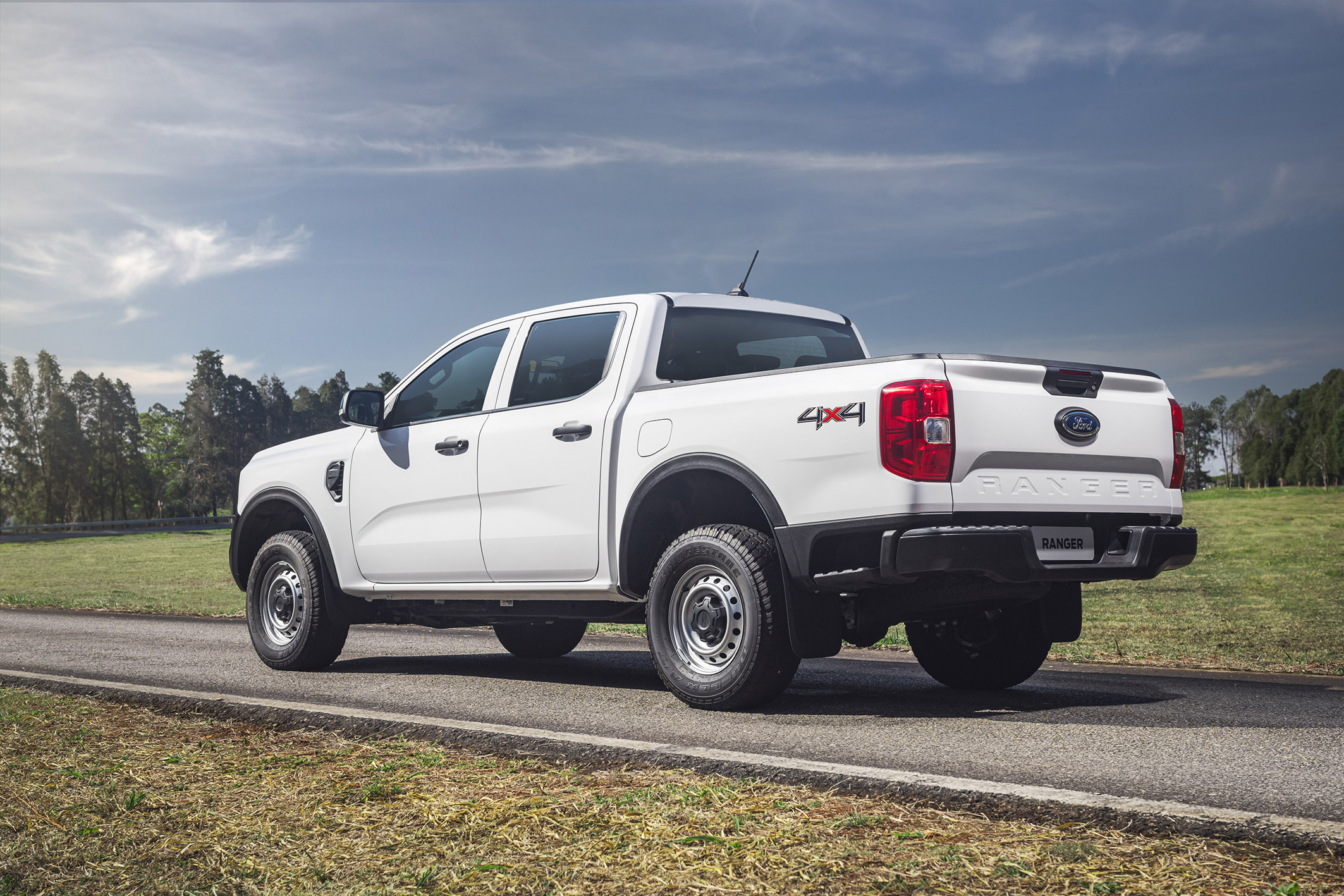 Ford Ranger XL Branca na estrada