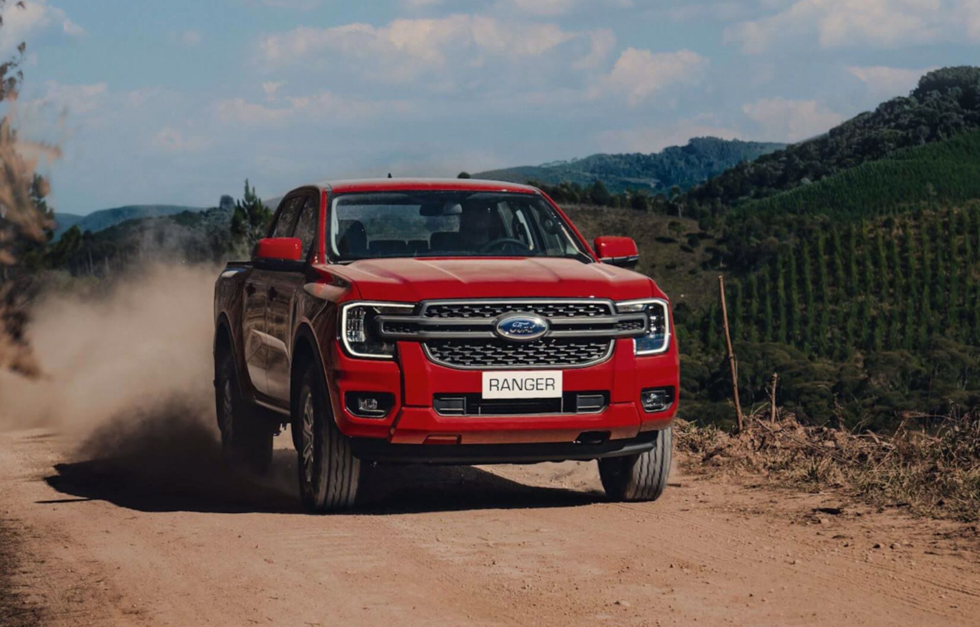Ford Ranger XLS vermelha em ambiente off-road