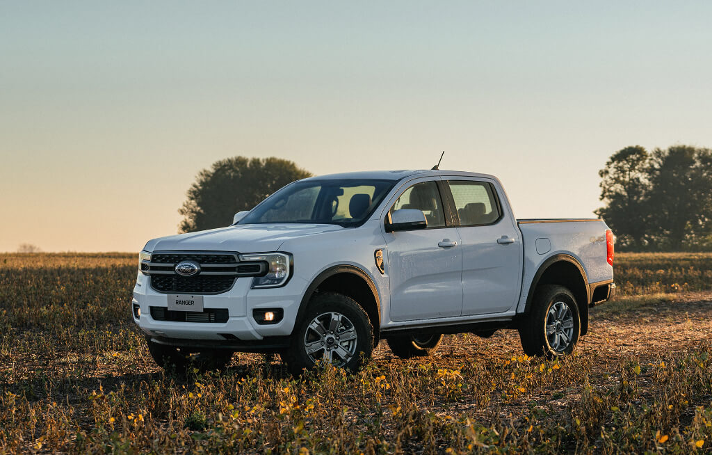 Ford Ranger XLS V6 Branca em paisagem campestre