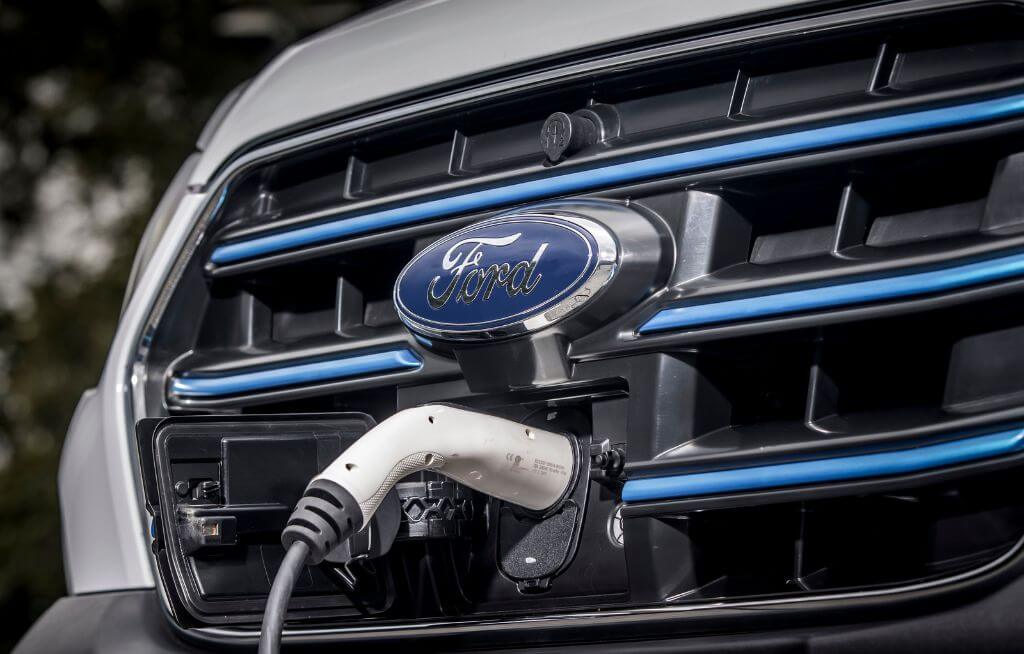Ford E-Transit acoplada ao carregador