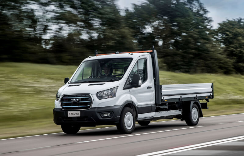 Ford E-Transit Chassi Branca rodando na estrada