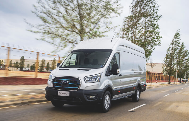 Visão frontal Ford E-Transit Furgão Branca rodando na estrada