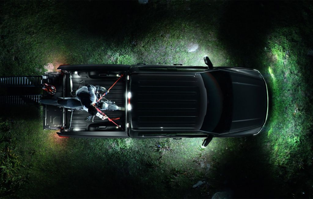 Viisão Superior a noite da Ford F-150 com iluminação