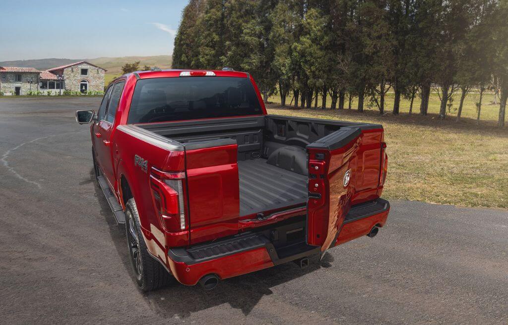 Visão da Tampa Multiacesso da Ford F-150 Vermelha em ambiente rural