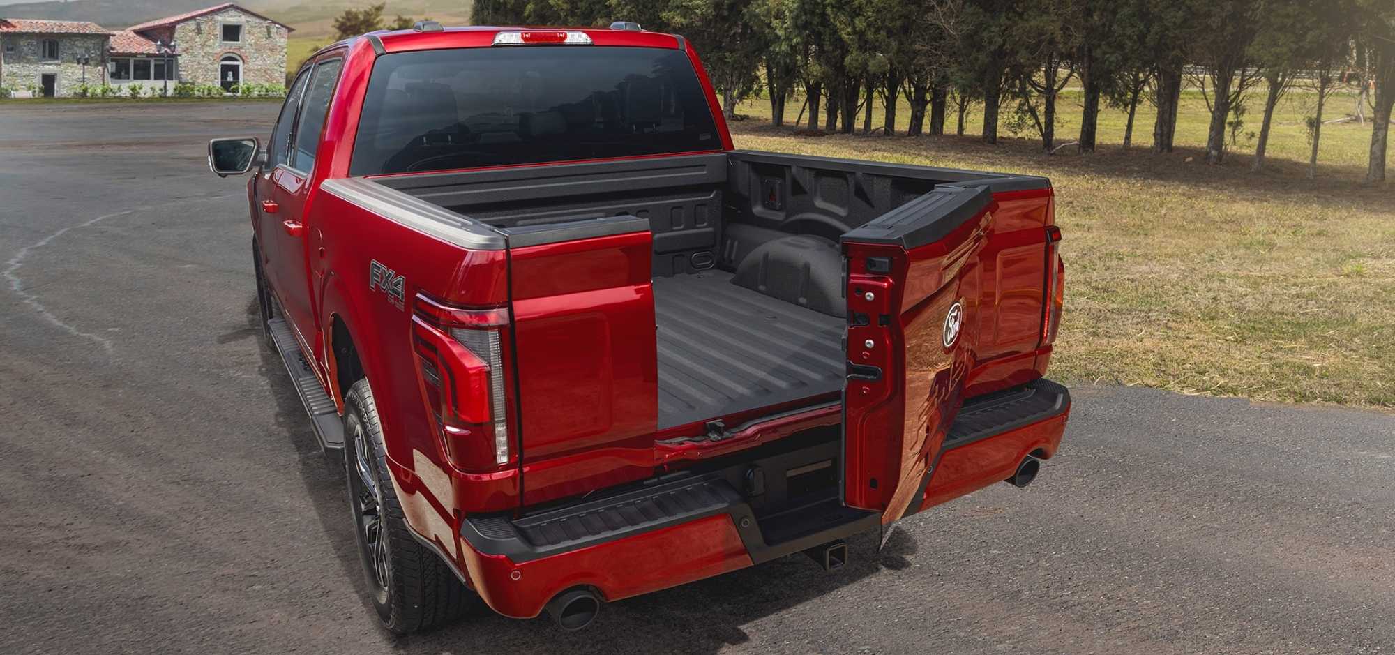 Visão traseira da Ford F-150 Lariat Black vermelha com destaque para a caçamba