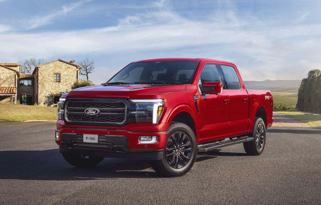 Ford F-150 Vermelha estacionada perto de casas e paisagem