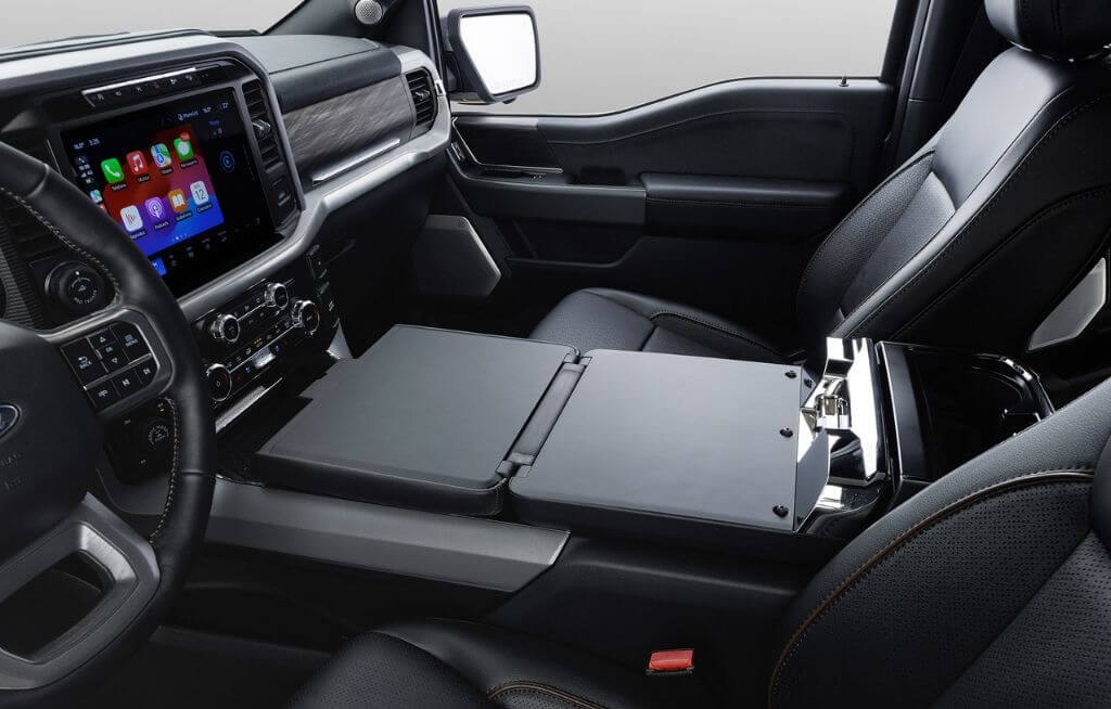 Visão interior da Ford F-150 com destaque da central multimídia