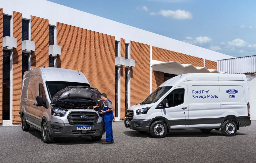 Ford Transit Cinza e Serviço Móvel