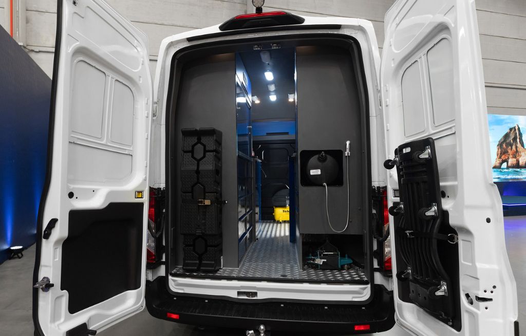 Traseira da Ford Transit aberta