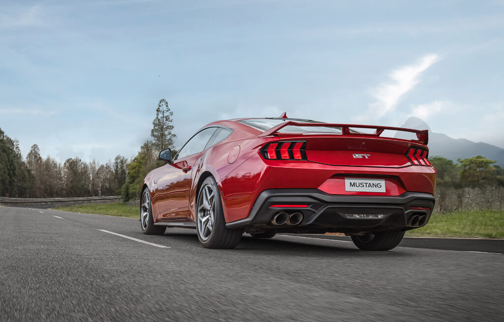 Visão traseira do Ford Mustang GT Performance vermelho na estrada