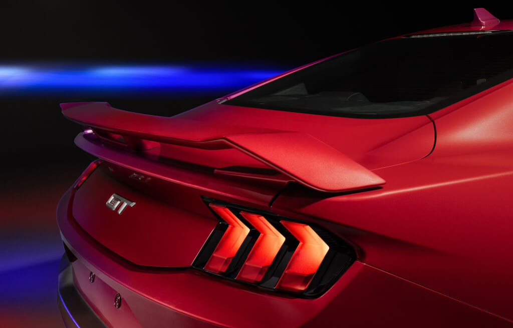 Visão traseira em detalhe do Ford Mustang GT Performance vermelho