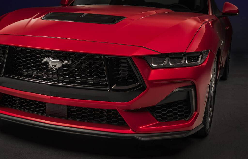 Visão frontal em detalhe do Ford Mustang GT Performance vermelho