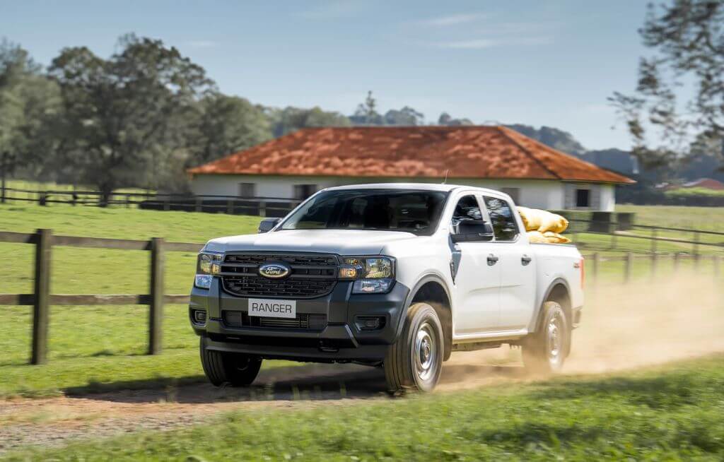 Nova Geração Ford Ranger XL Branca Com Carga na Caçamba