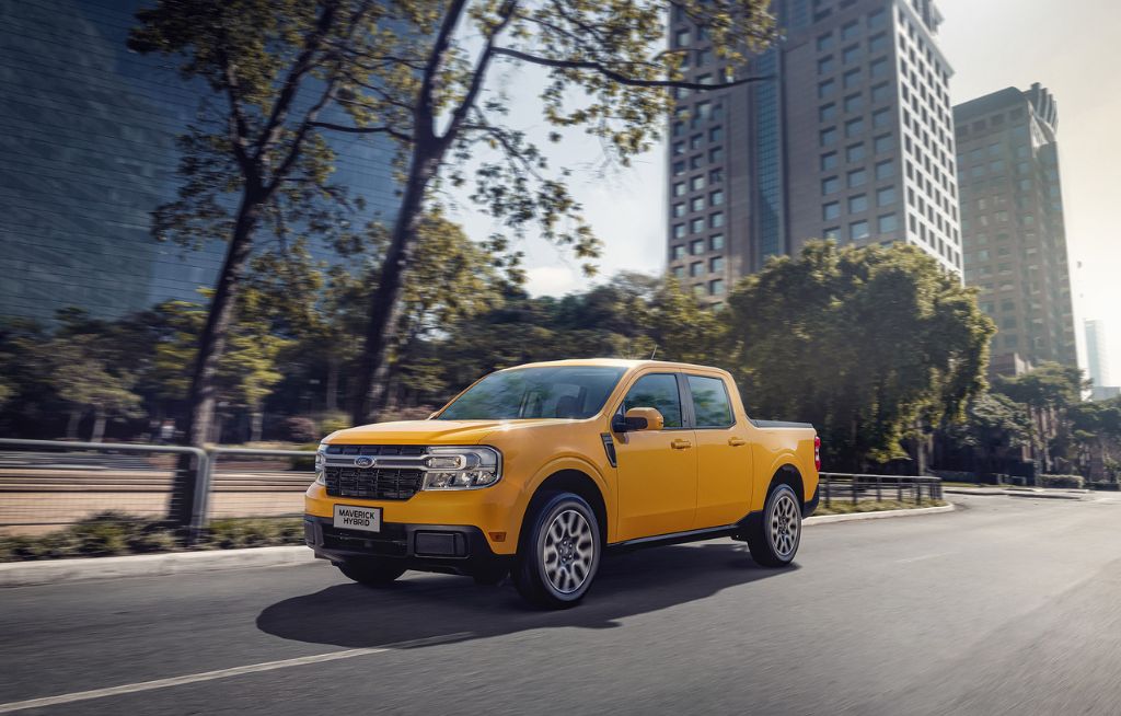 Ford Maverick Hybrid Amarela em ambiente urbano