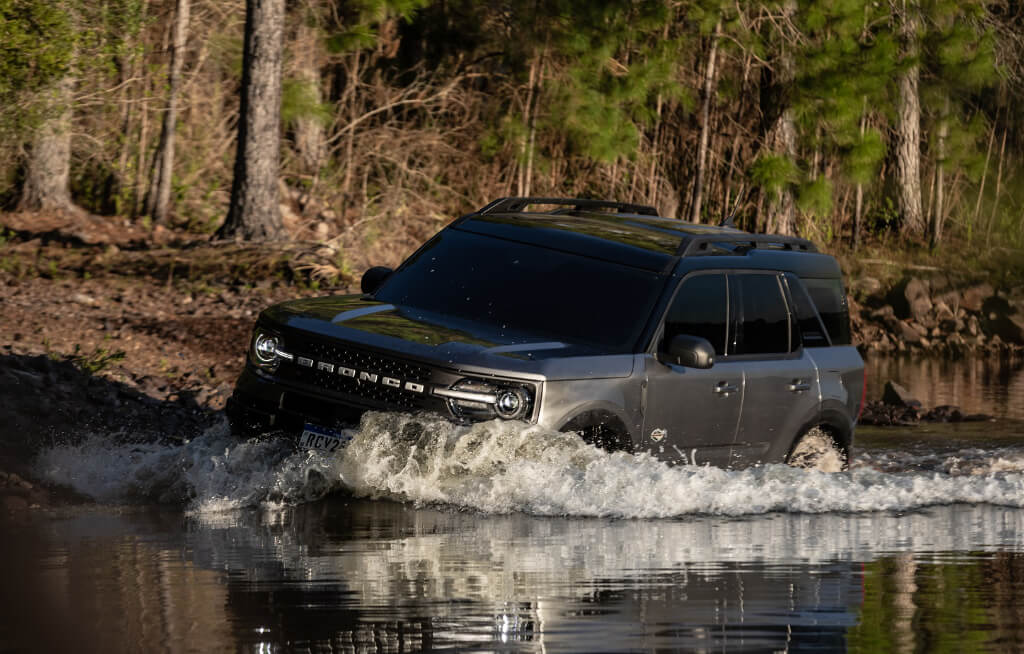 Ford Bronco Sport Rodando Dentro de um Lago