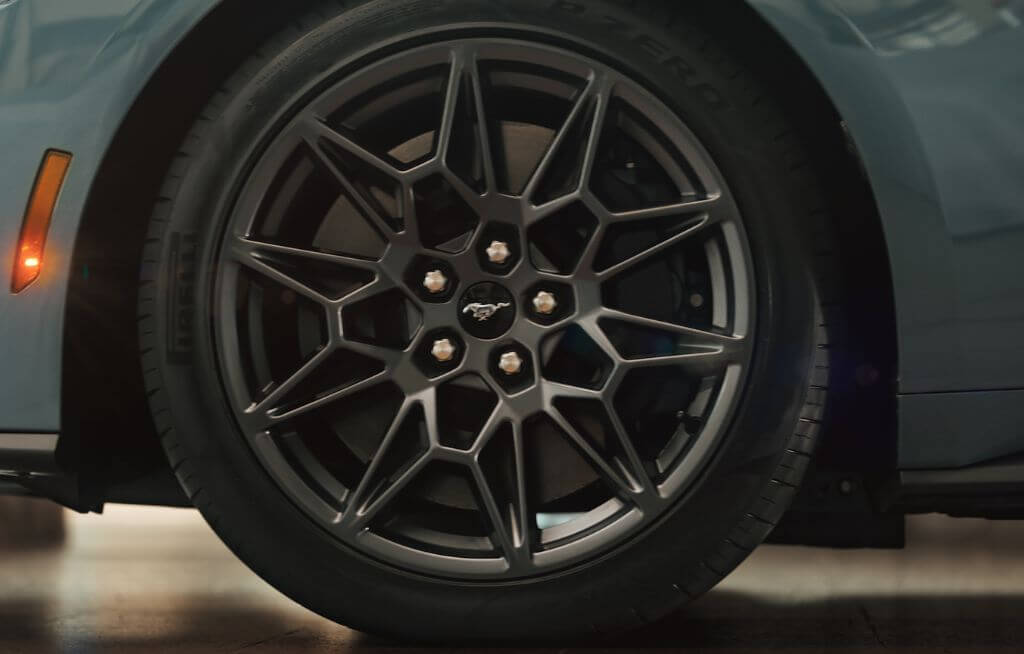 Roda do Ford Mustang com sistema de detecção automática de buracos