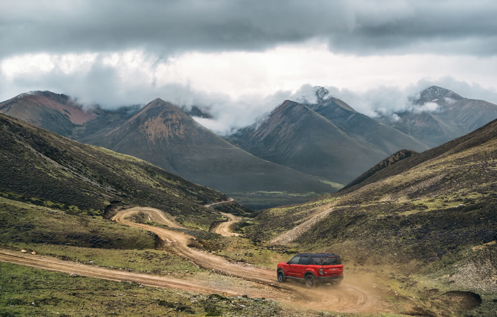 Ford Bronco Sport Rodando Off-road em Estrada Sinuosa nas Montanhas