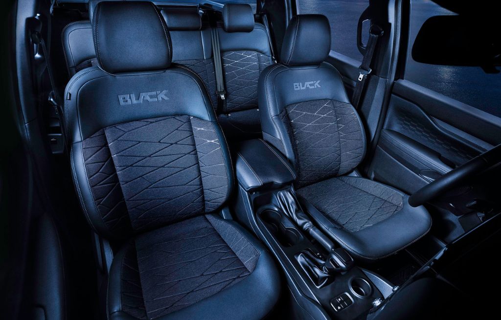 Visão do interior da Ford Ranger Black mostrando os bancos