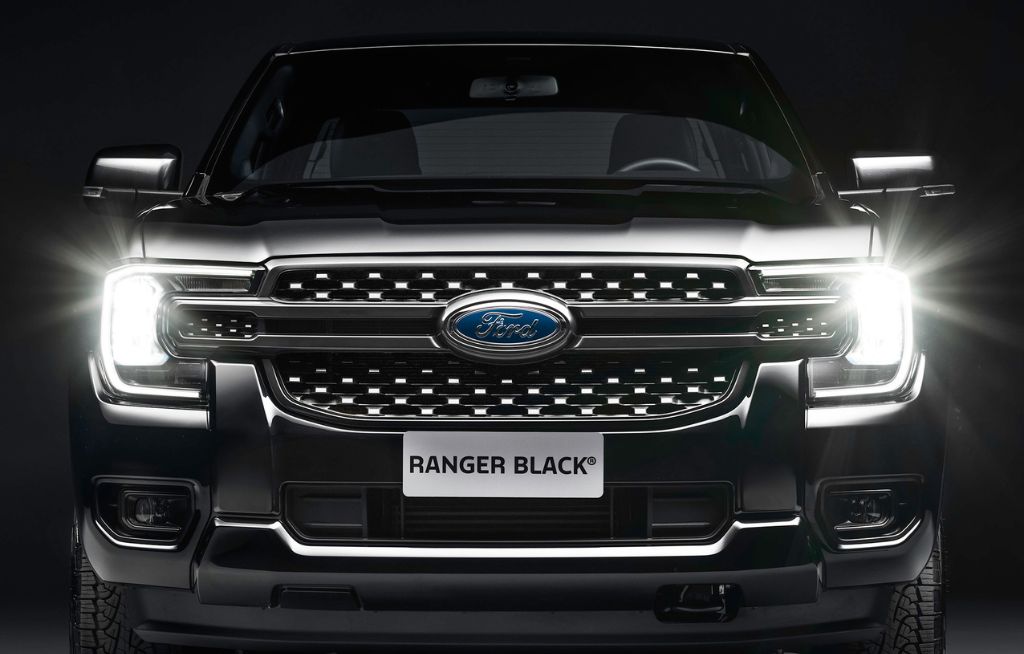 Imagem frontal Ford Ranger Black ocm faróis acesos