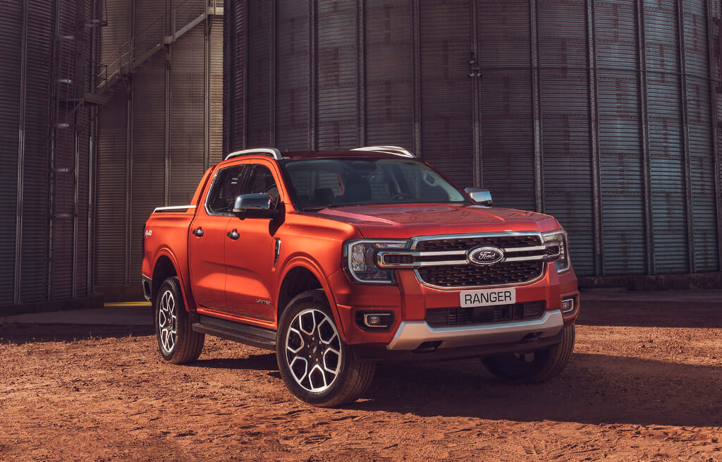 Ford Ranger Limited Laranja em ambiente agro