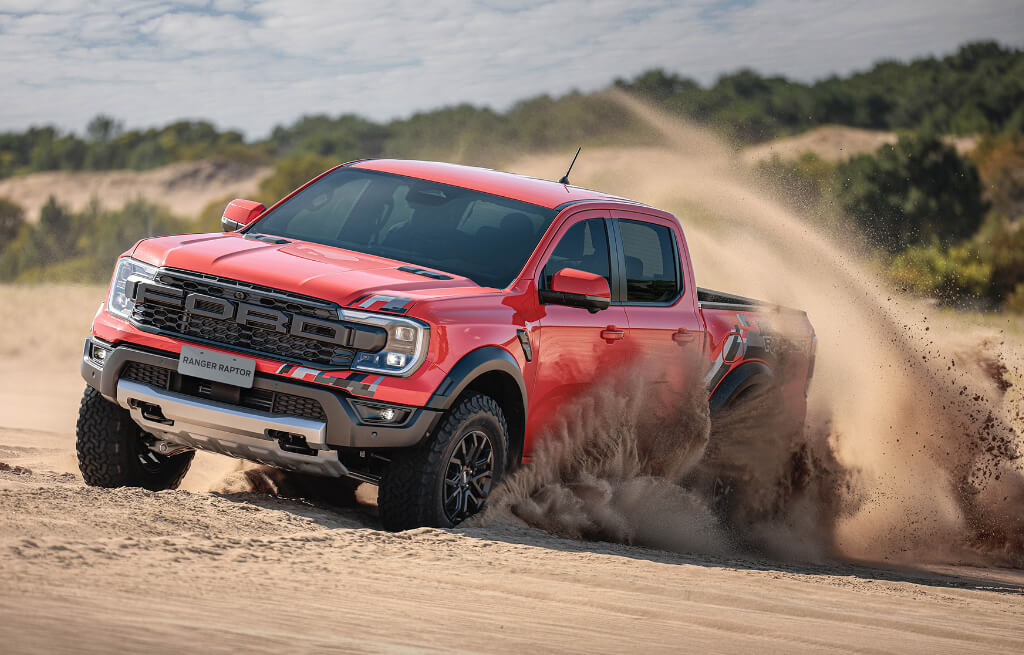 Ford Ranger Raptor vermelha em ambiente offroad