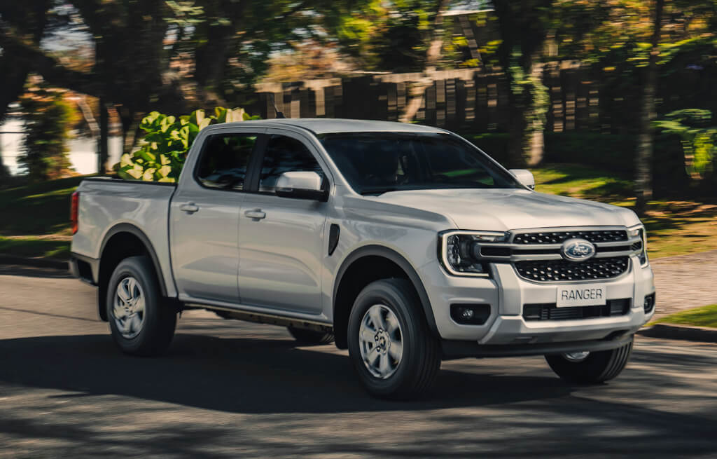 Ford Ranger XLS Cinza na cidade