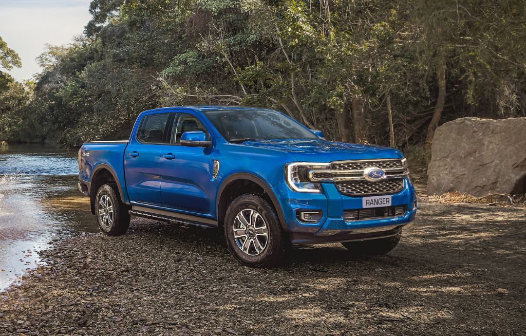 Ford Ranger XLT azul próxima a um lago
